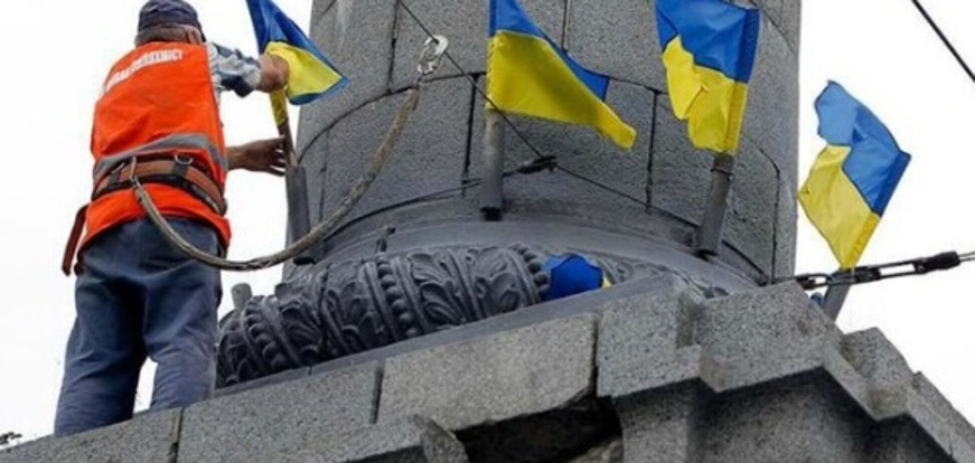 Мосты Киева украсили национальными флагами