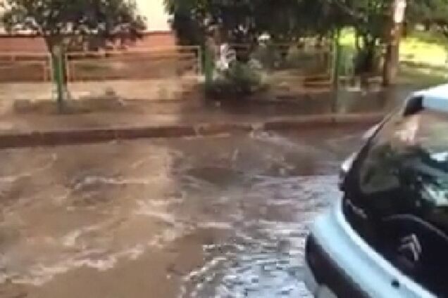 На Оболони затопило двор жилого дома