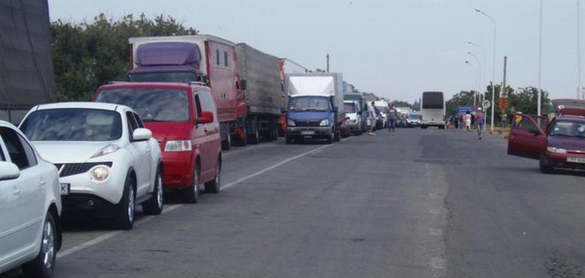 Из-за пограничников РФ на въезде в Крым образовалась двухкилометровая очередь