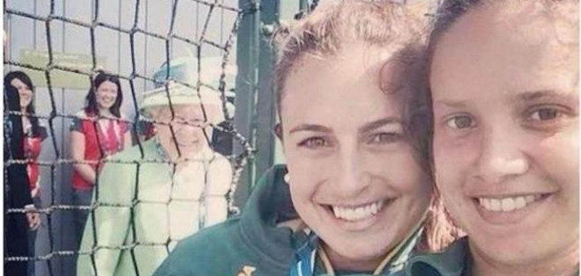 Королева Англии попала на селфи спортсменок из Австралии