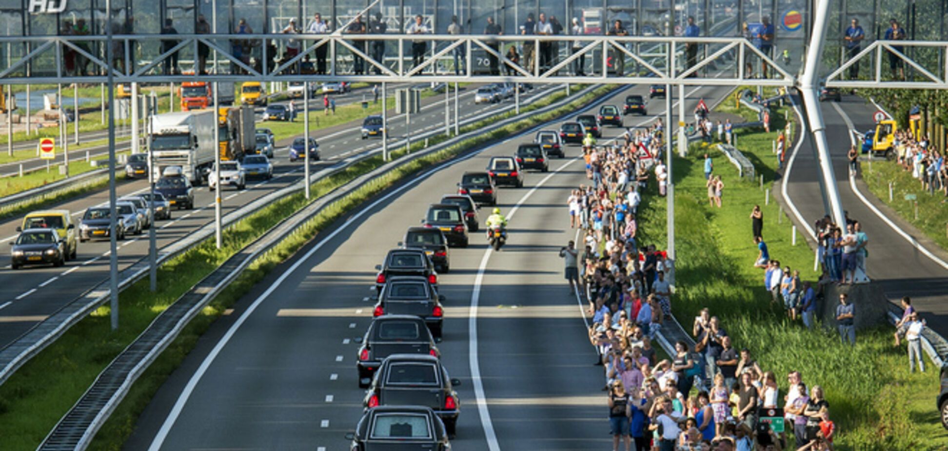 Нидерланды в трауре. Первые тела погибших прибыли на Родину