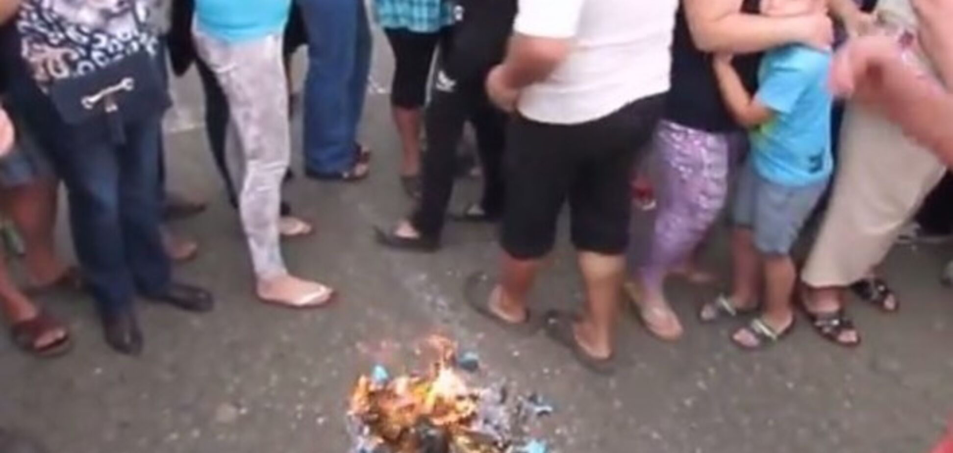 Буковинцы в знак протеста против отправки в зону АТО сожгли мобилизационные предписания
