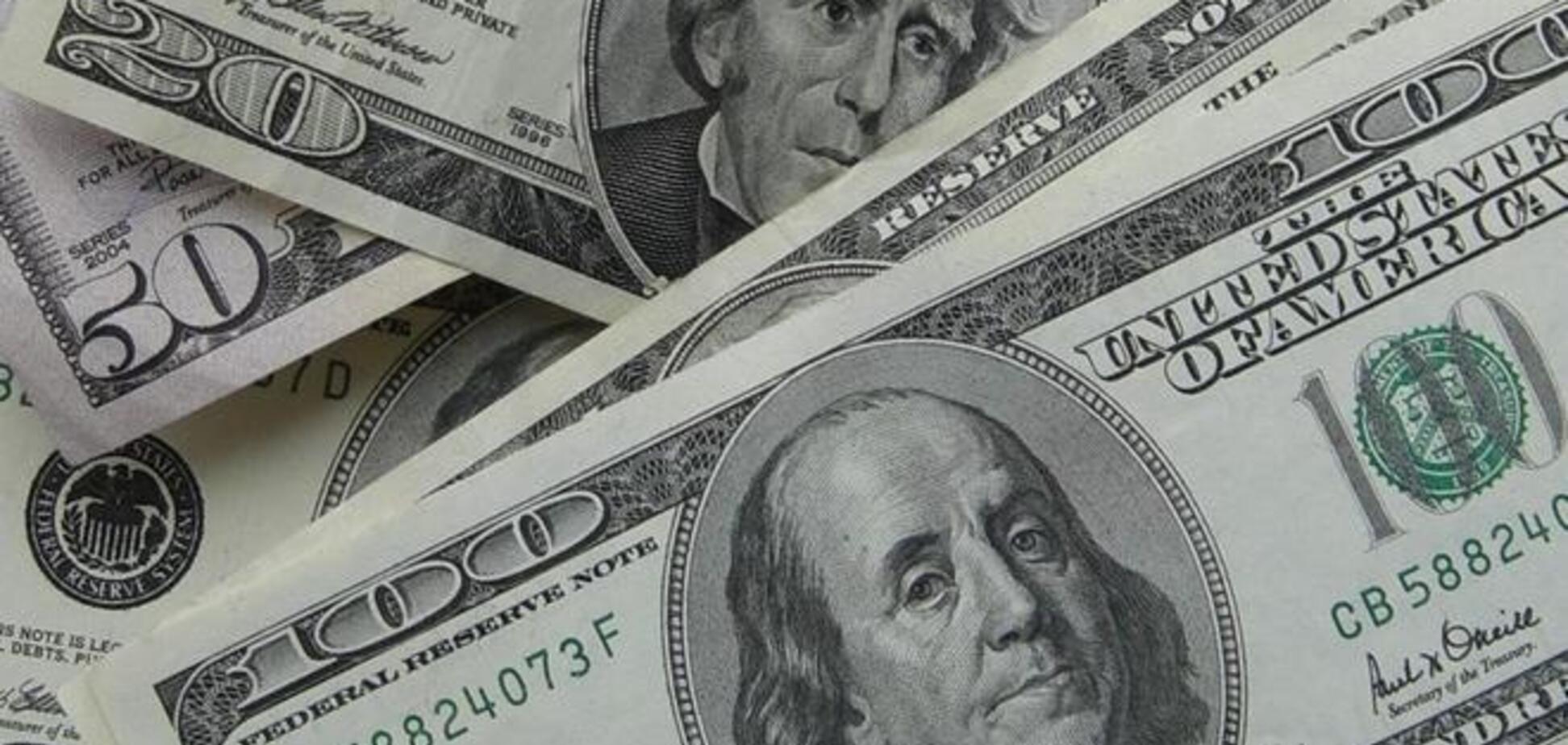 Доллар в Украине стали продавать по 12,10 грн