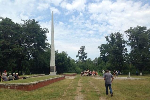 В центре Cлавянска из братской могилы извлекли 13 мужских тел и одно женское