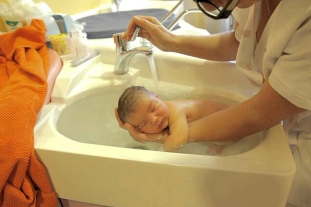Новый способ купания младенцев от французской медсестры покорил мам по всему миру