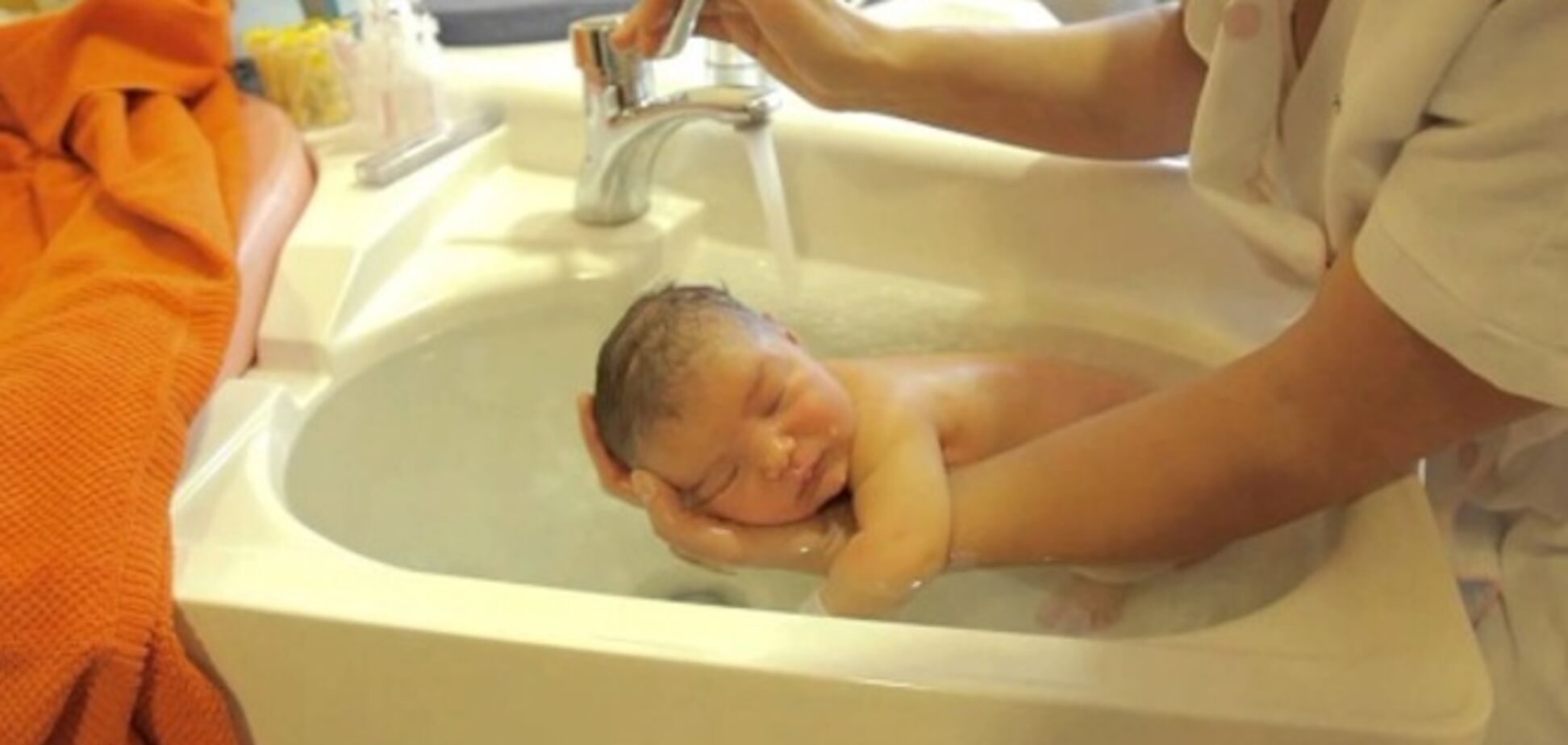 Новый способ купания младенцев от французской медсестры покорил мам по всему миру