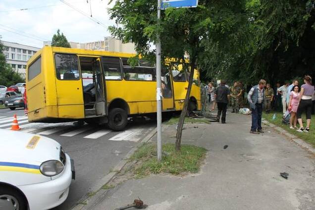 После ДТП с маршруткой в Киеве госпитализировано девять пассажиров