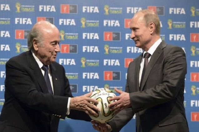 Президента ФИФА обвинили в трусости и потакательстве Путину