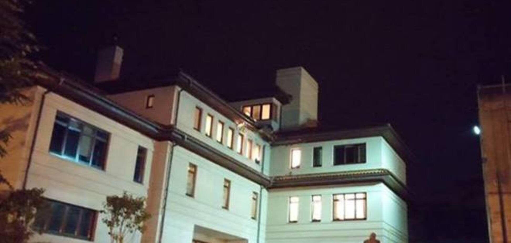 Дом мэра Львова атаковали противотанковым снарядом