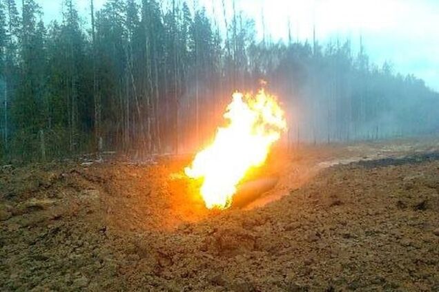 В Донецке загорелся перебитый снарядом газопровод высокого давления