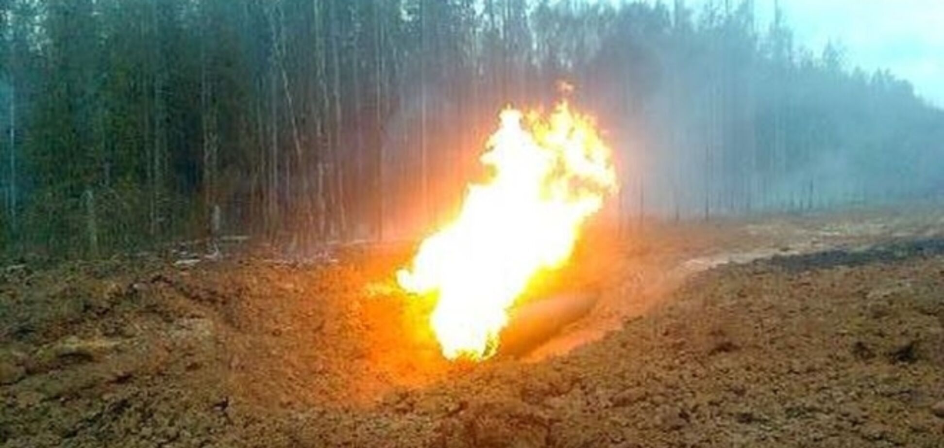 У Донецьку загорівся перебитий снарядом газопровід високого тиску
