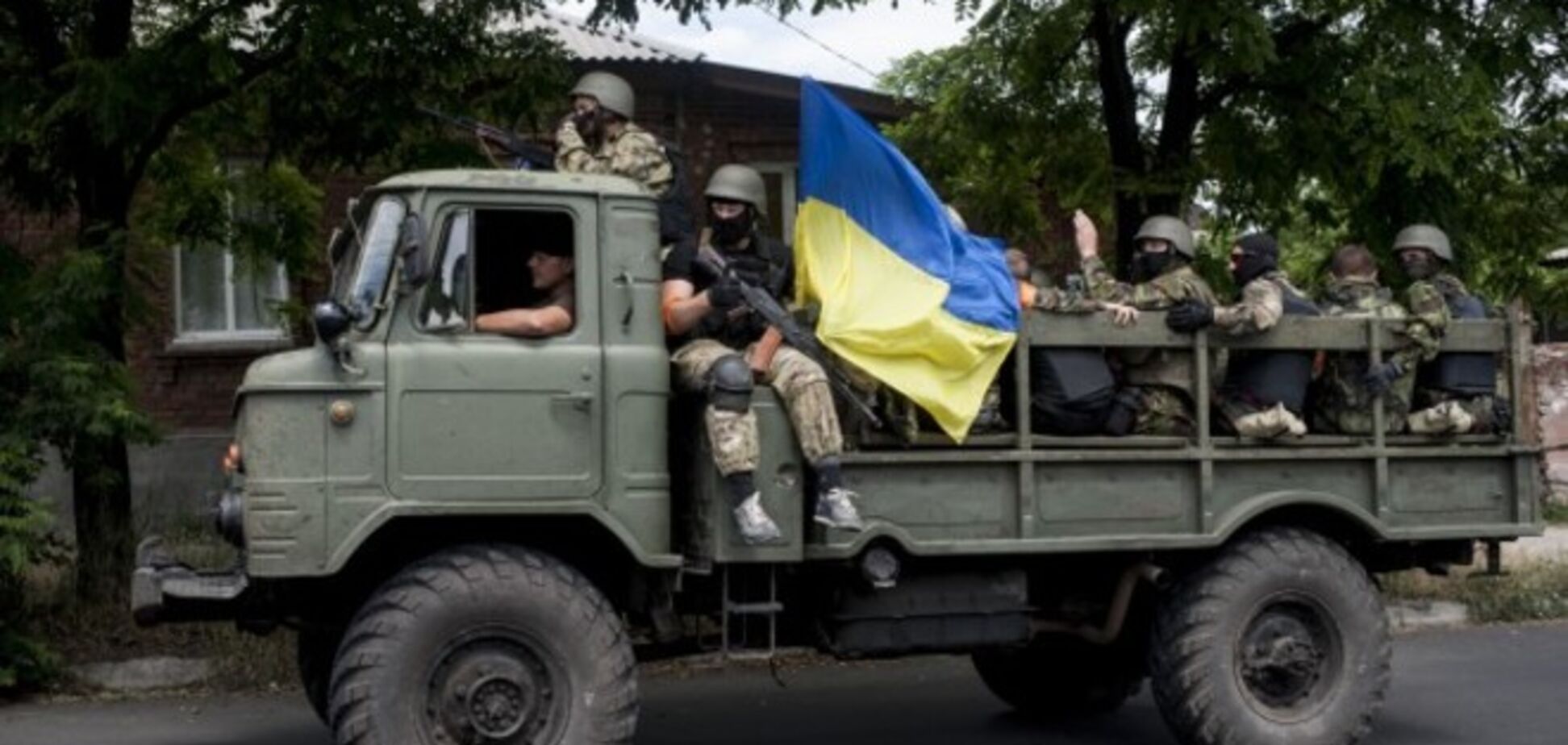 Украинская армия разбила крупную колонну бронетехники террористов