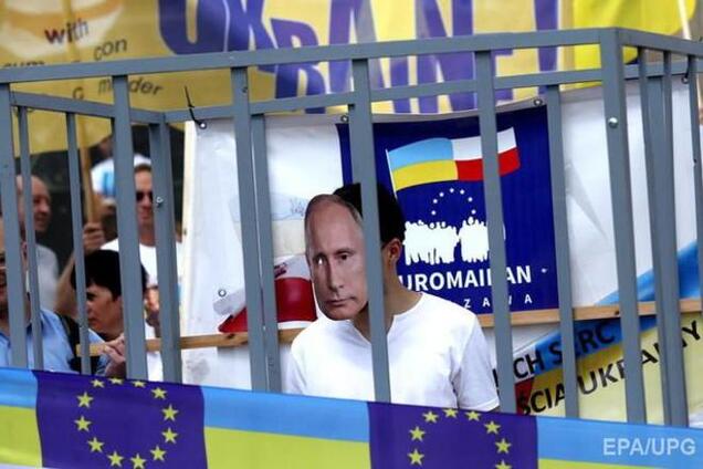 В Варшаве по улицам носили Путина в клетке