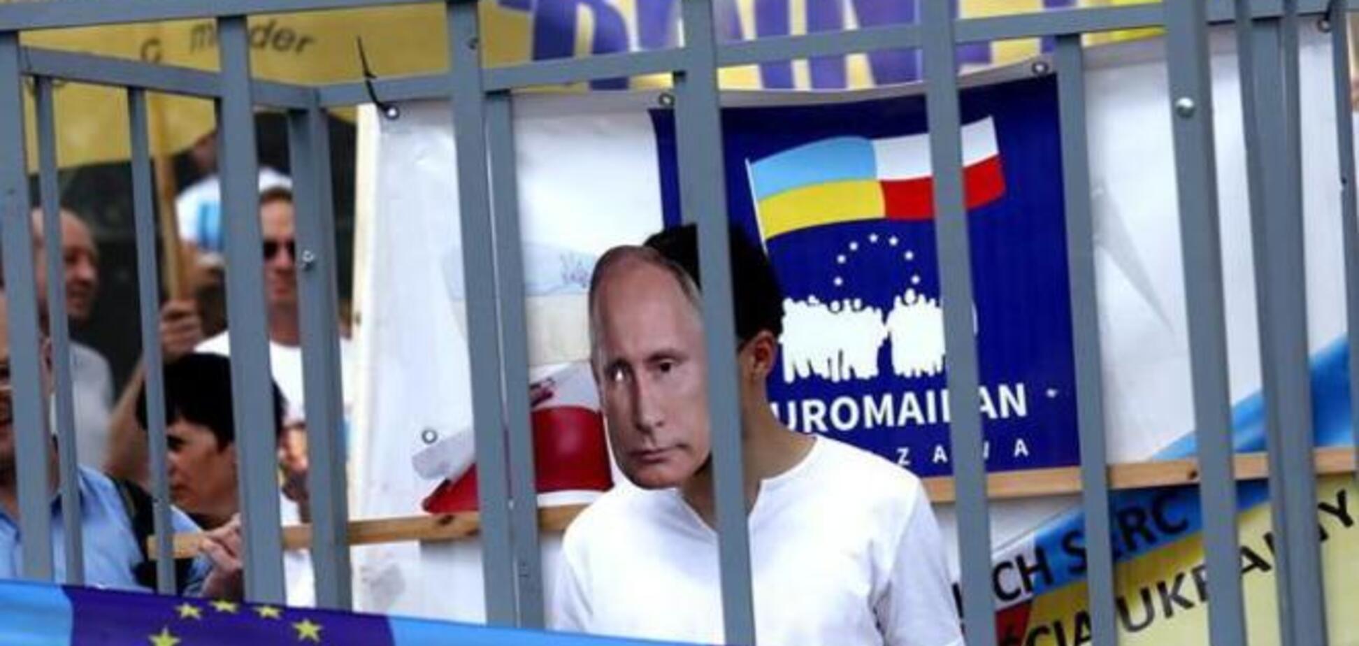 В Варшаве по улицам носили Путина в клетке