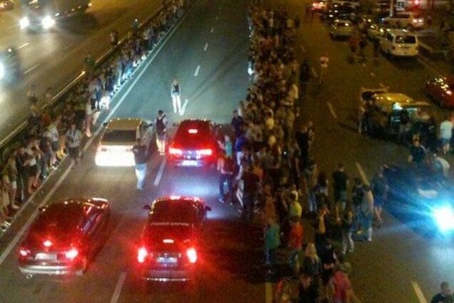 В Киеве стритрейсеры устроили ночные гонки на глазах у гаишников