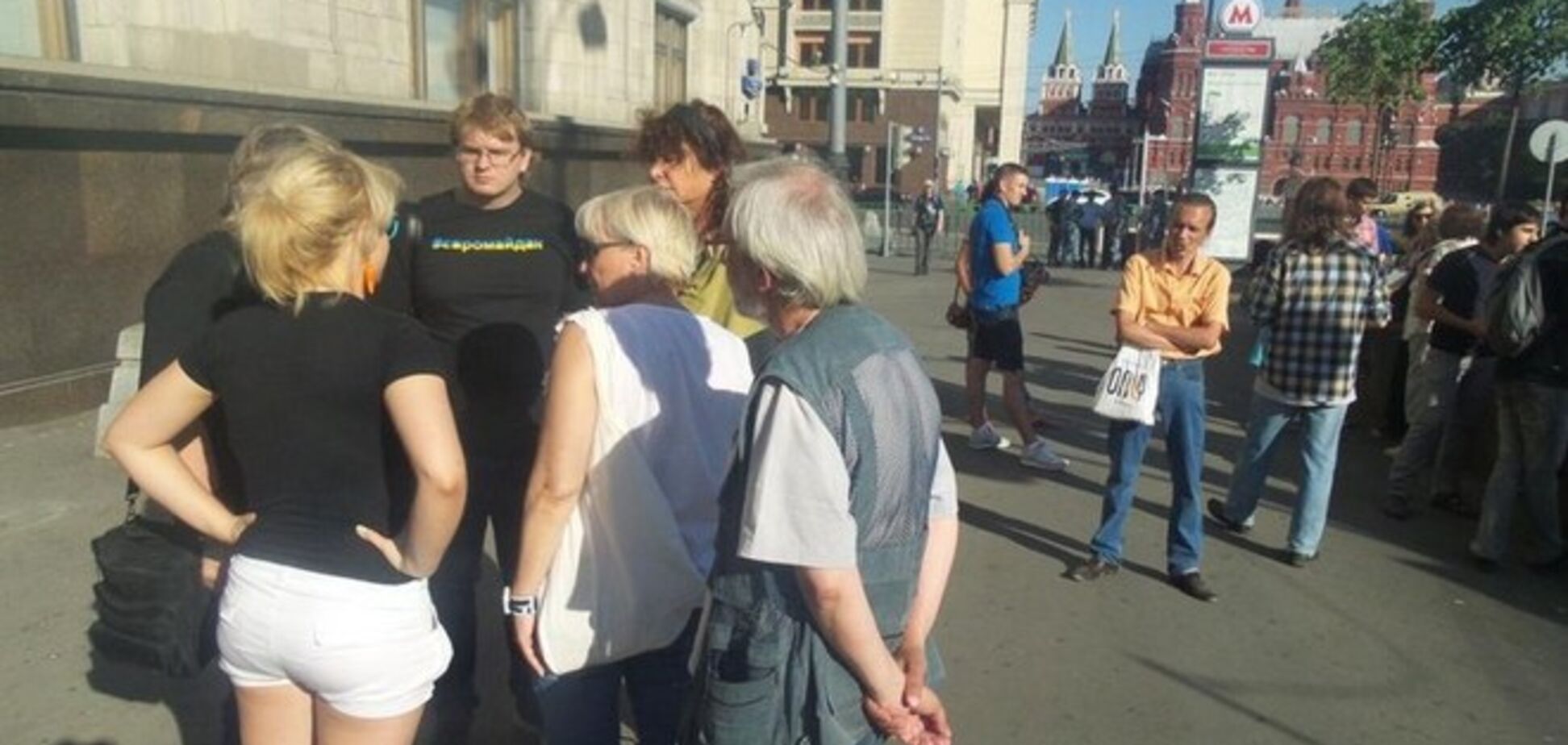 В Москве активистов задержали из-за одежды c украинской символикой