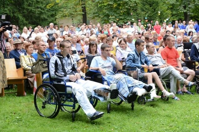 Українські зірки виступили в госпіталі для поранених бійців АТО