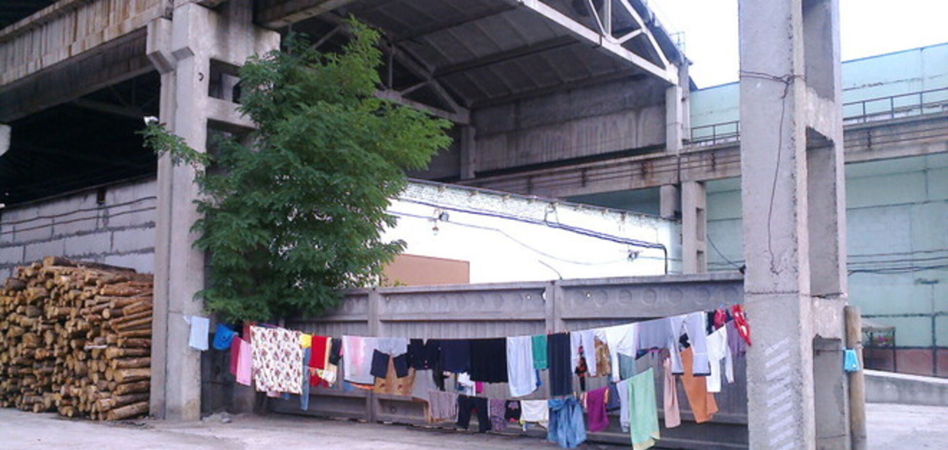 В Киеве 200 беженцев поселились в ангаре завода