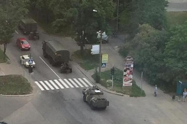 Большая колонна российской бронетехники вошла в Донецк