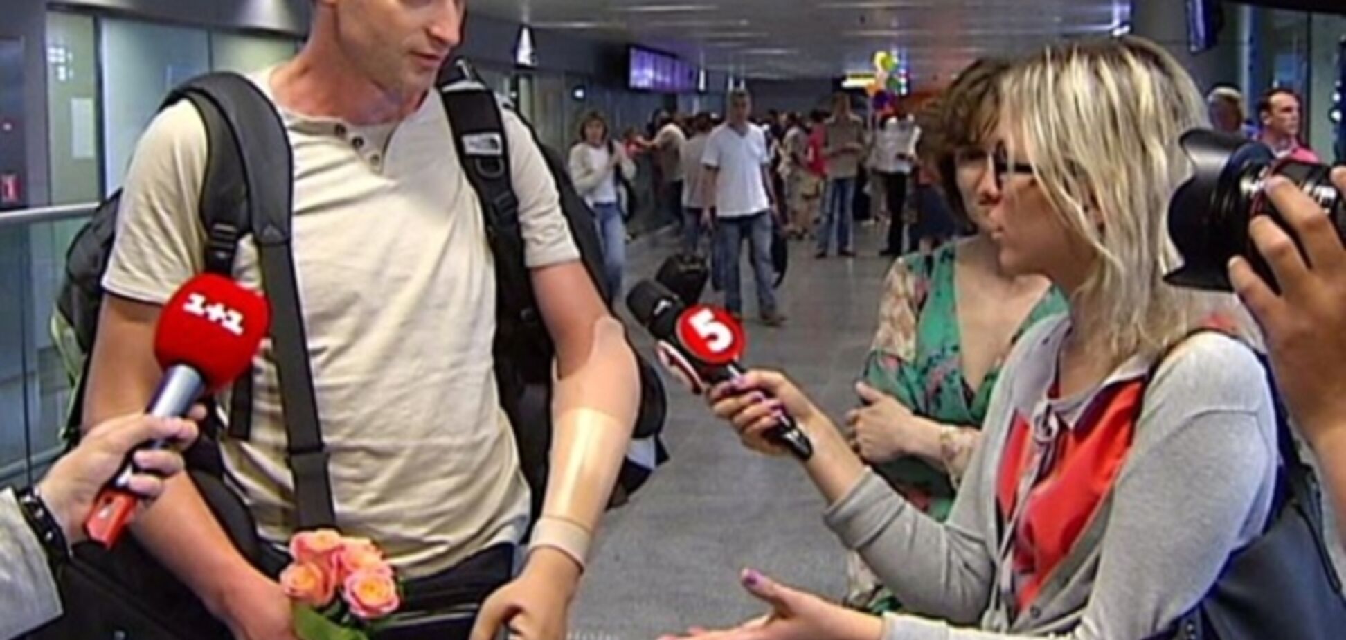 Тяжело раненный в феврале майдановец вернулся из Австрии с новой бионической рукой