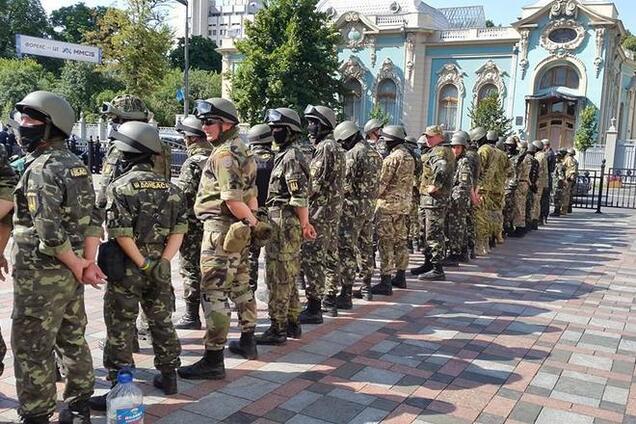 Батальйони 'Донбас' і 'Київ-1' взяли в кільце Раду