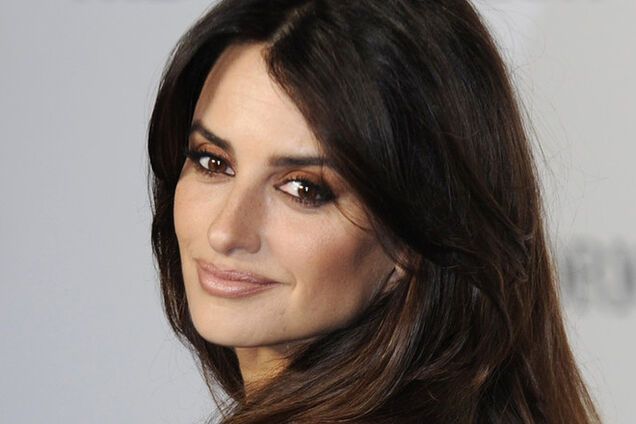 Располневшая Пенелопа Круз нежится на пляже на Канарах