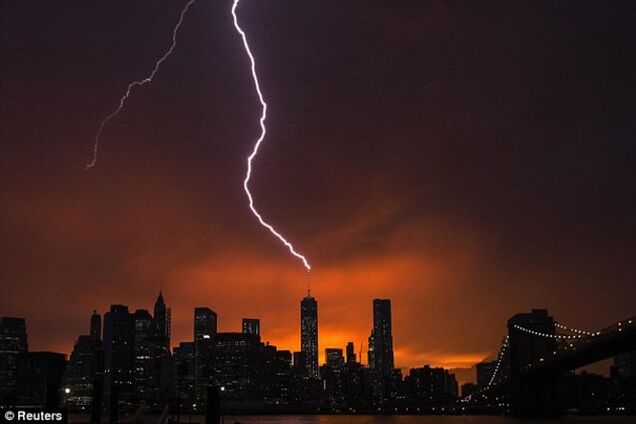 В Нью-Йорке частично обрушился Бруклинский мост