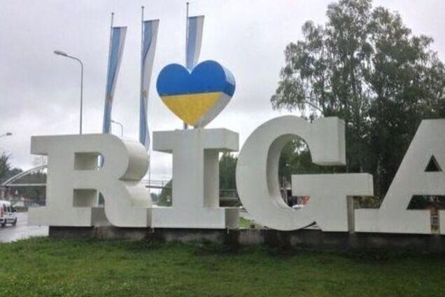 В'їзний знак в Ригу розфарбували в кольори прапора України