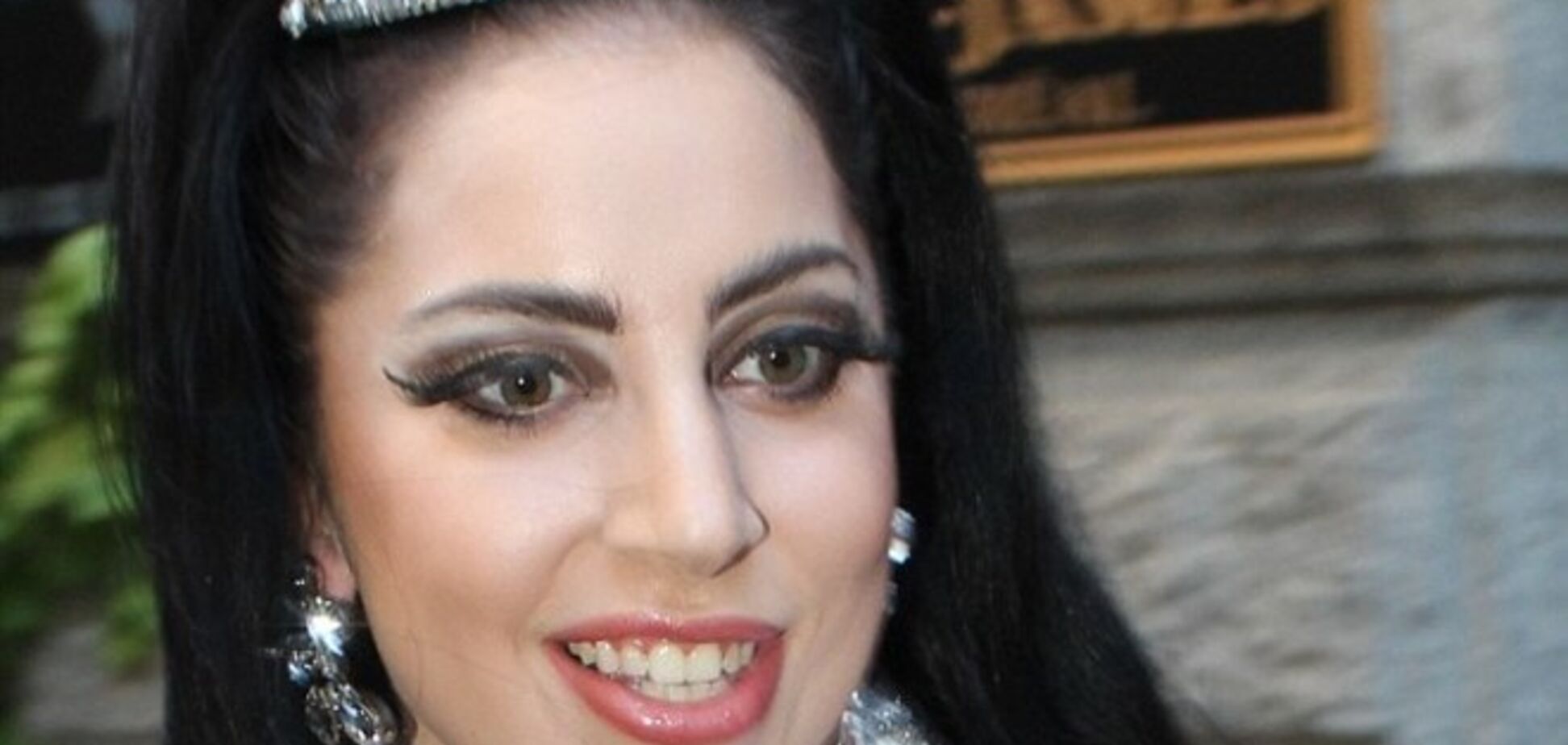 Леди Гага вышла на сцену в белом платье с фатой