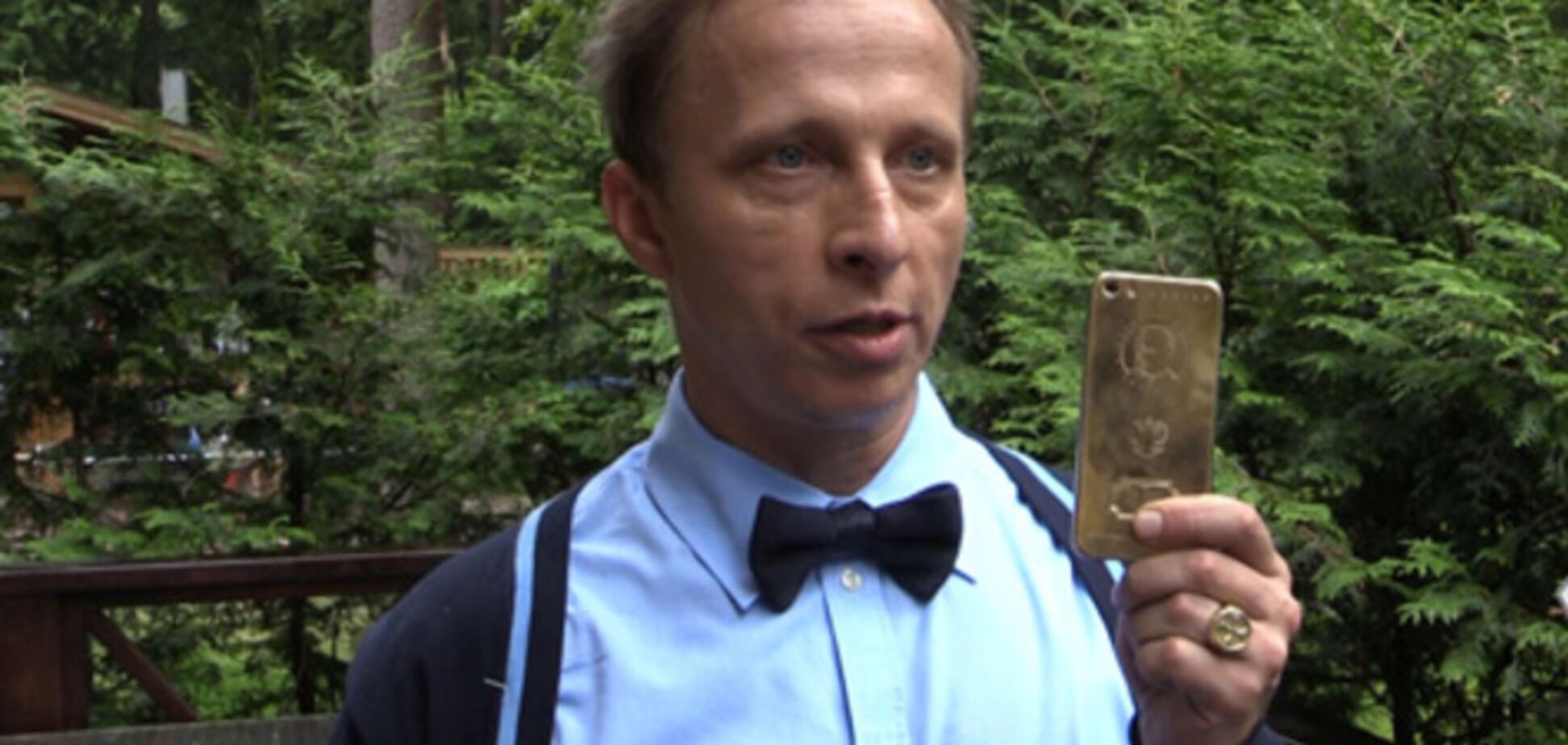 Охлобыстин купил золотой 'путинофон' за 147 тыс. рублей