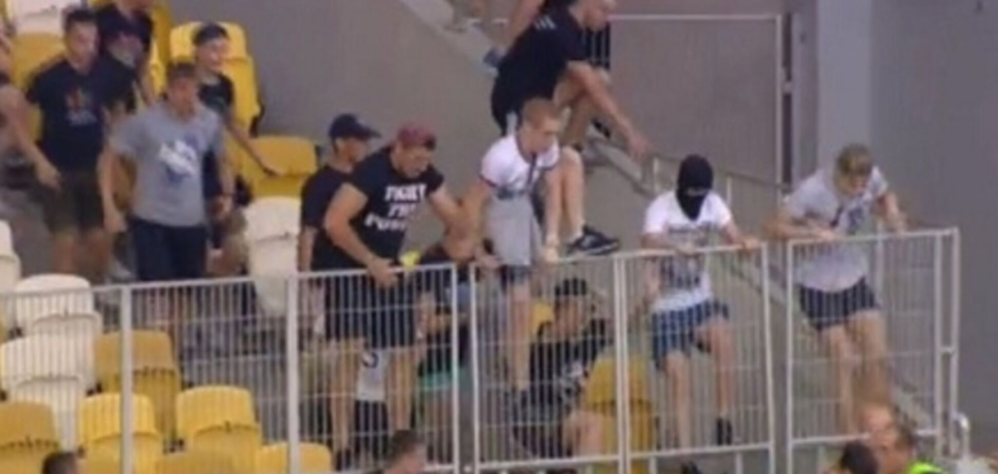 Драка между фанатами 'Днепра' и 'Копенгагена' возникла из-за флага России