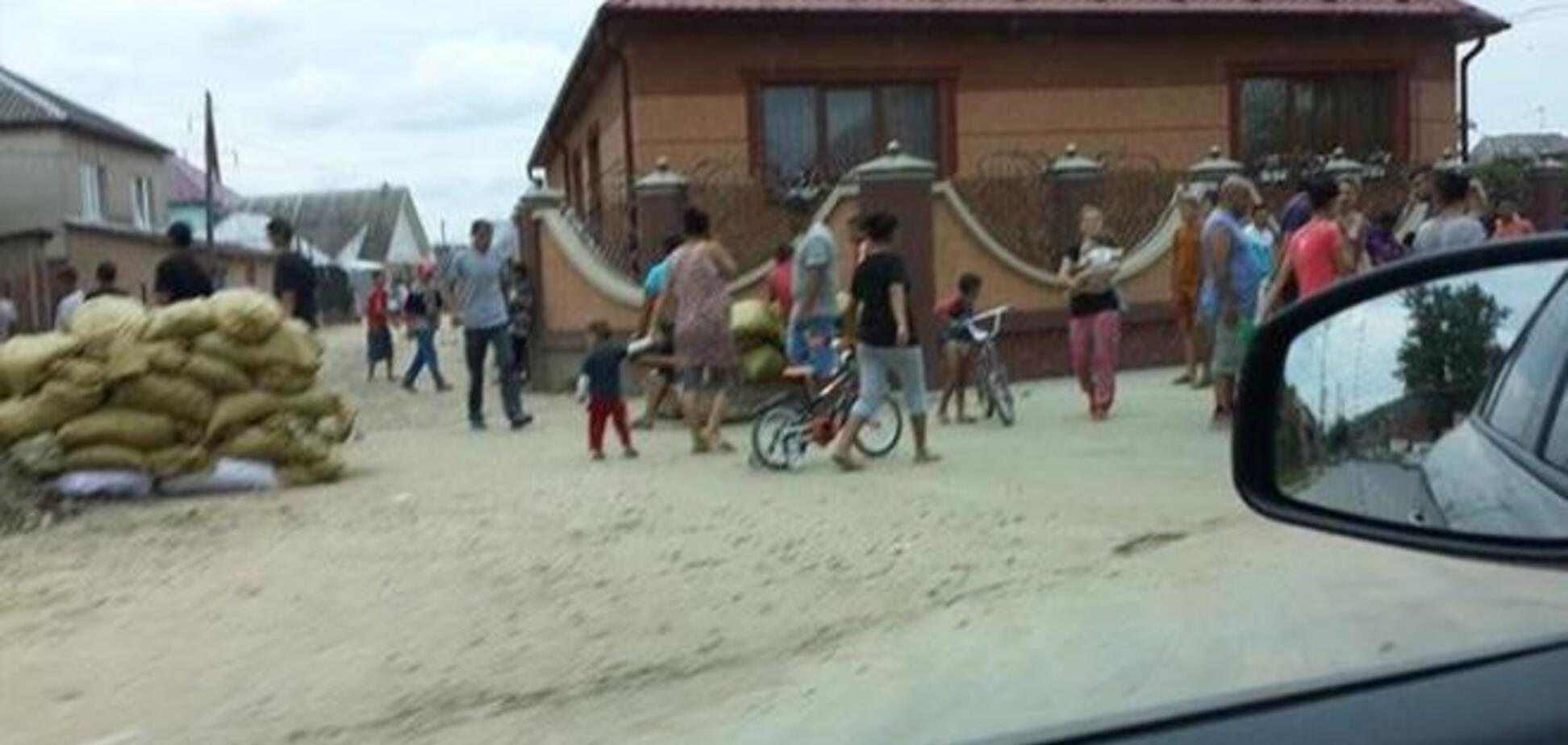 Закарпатские цыгане спрятались от мобилизации за баррикадами