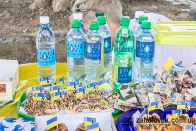 Украинцы выпускают воду 'Слезы сепаратиста', а россияне конфеты 'Крым. А ну-ка отбери'