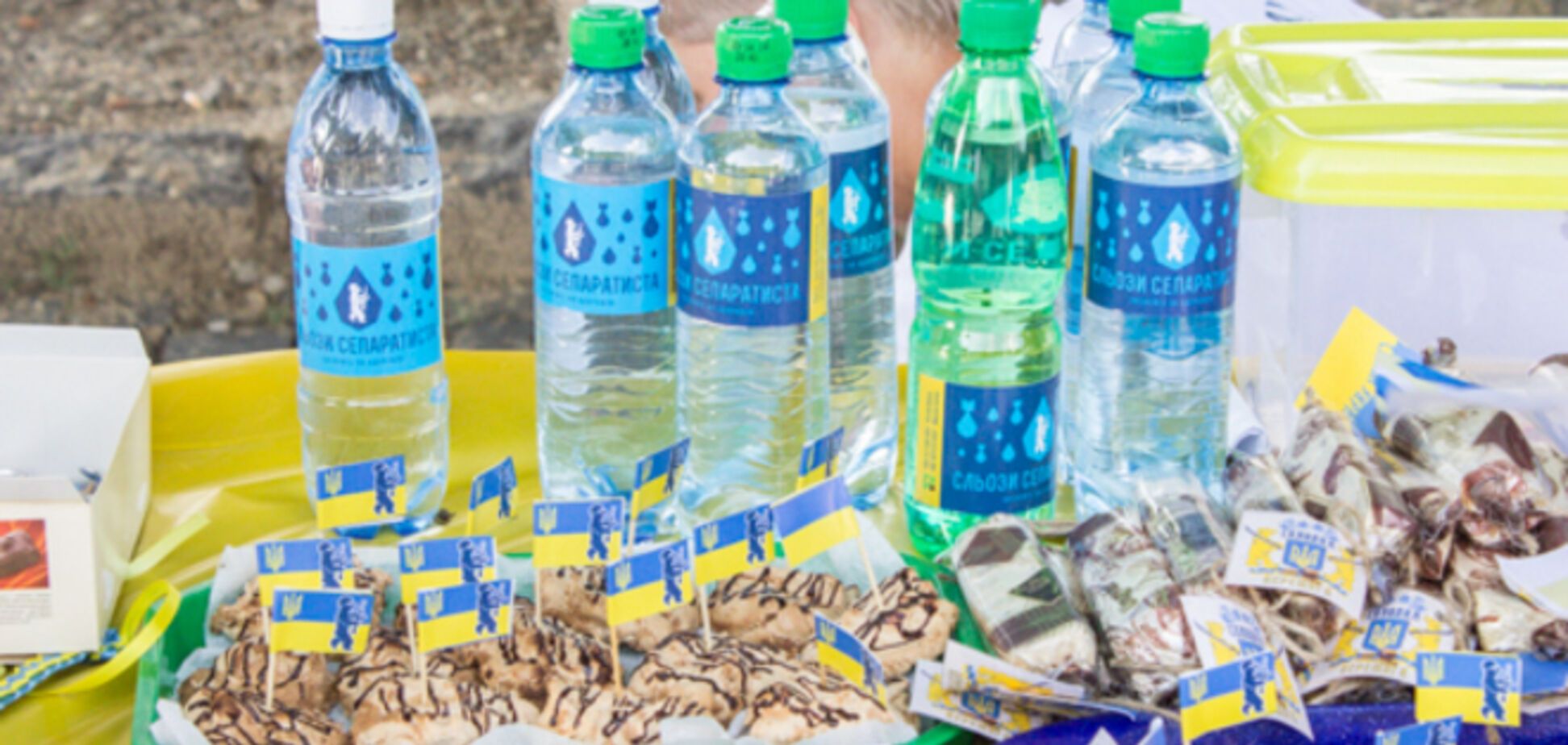 Украинцы выпускают воду 'Слезы сепаратиста', а россияне конфеты 'Крым. А ну-ка отбери'