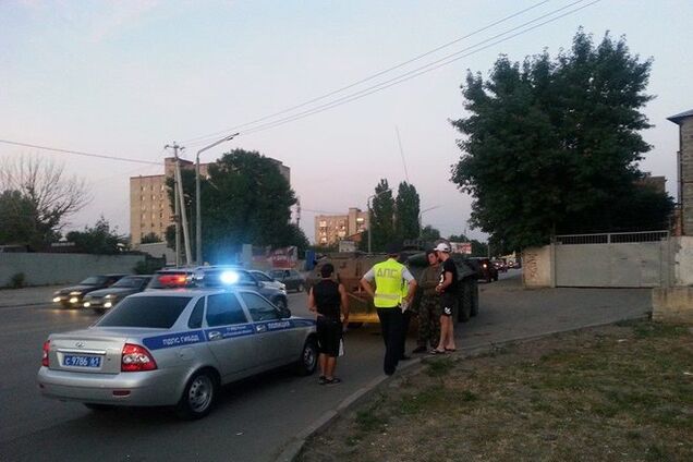 У Ростові місцеві жителі заблокували автомобілями два БТРа і викликали поліцію