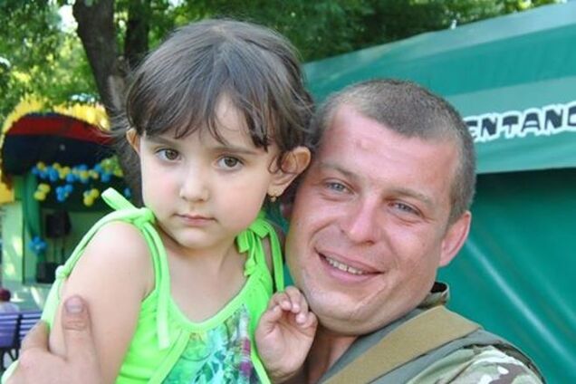 Українські військові підгодовують жителів звільнених міст