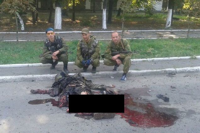 Российские солдаты сделали селфи рядом с телами погибших украинских солдат