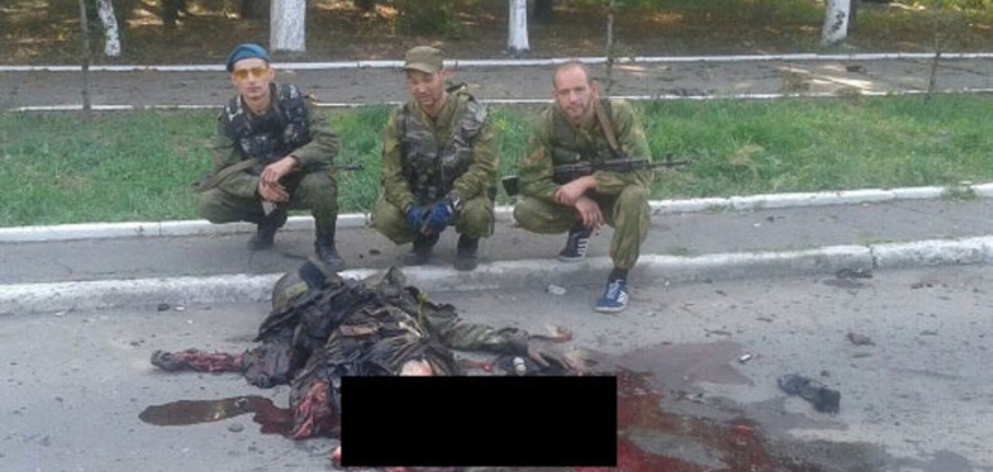 Российские солдаты сделали селфи рядом с телами погибших украинских солдат