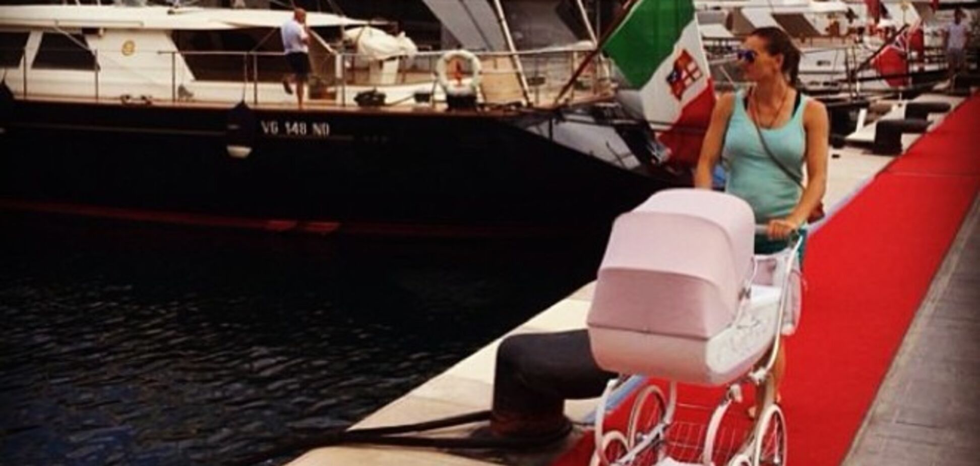 Елена Исинбаева прошлась с дочкой по Монте-Карло