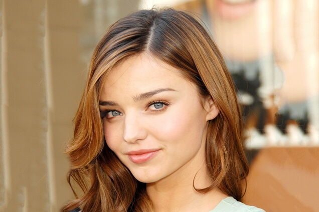 Миранда Керр поделилась пикантным снимком топлесс