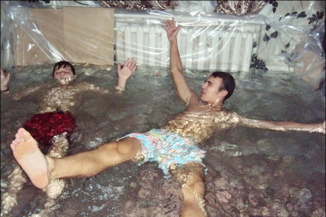 Российские подростки устроили бассейн прямо в своей квартире