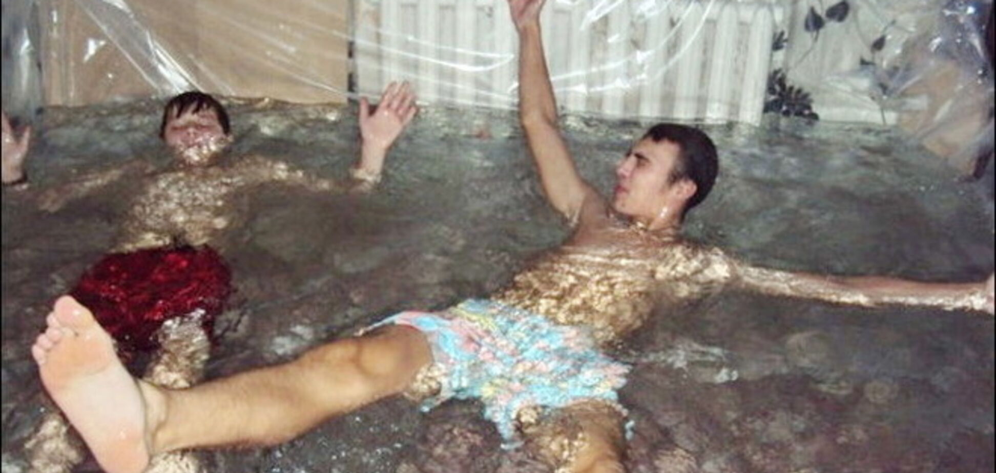 Російські підлітки влаштували басейн прямо у своїй квартирі