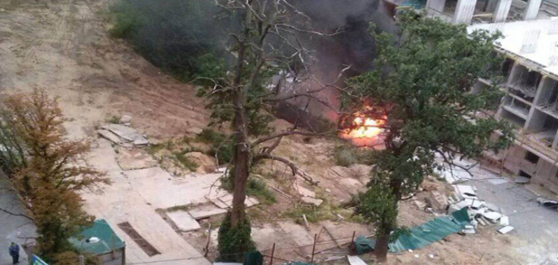 Киевляне сожгли на скандальной стройке строительные вагончики
