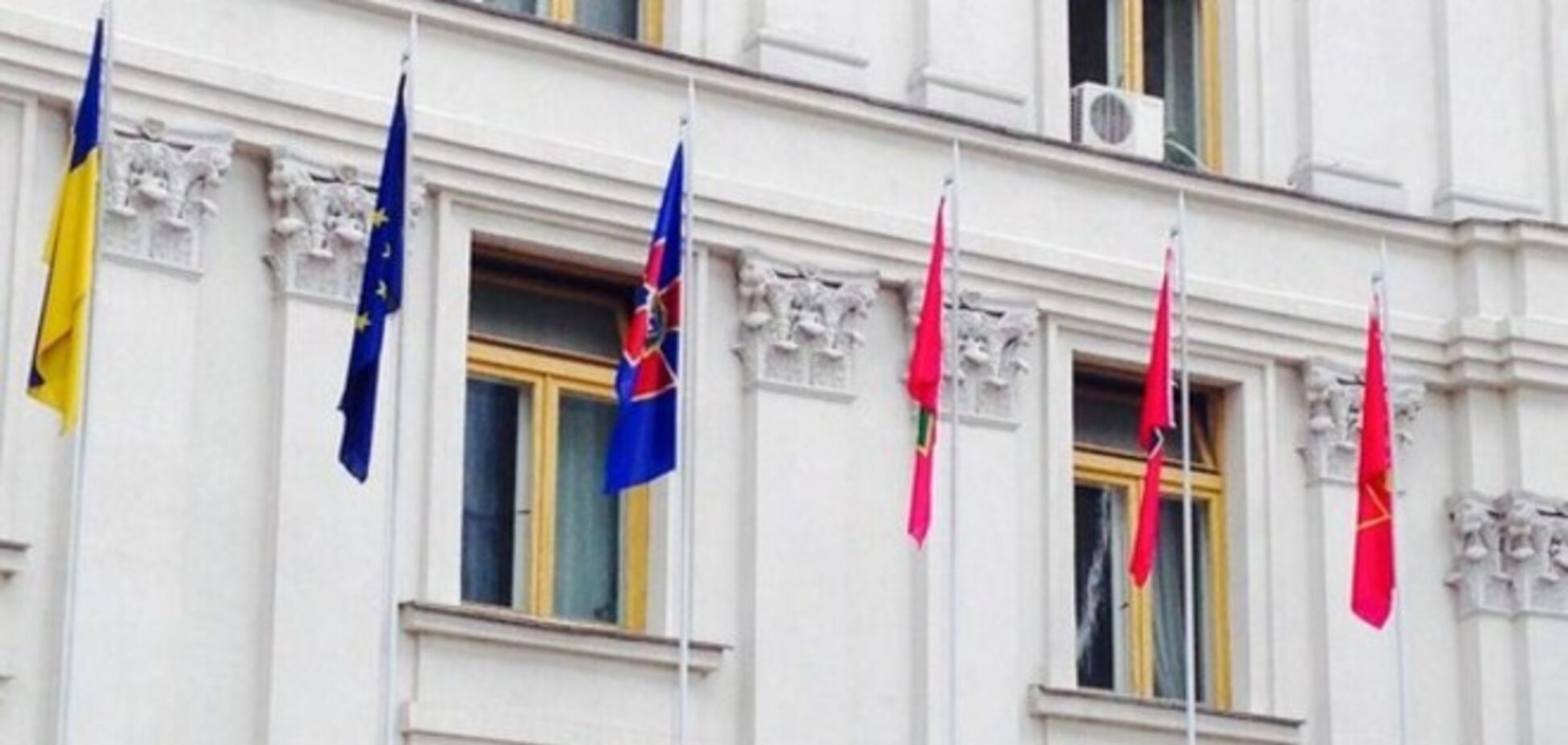 Перед МИД Украины подняли флаги силовиков-участников АТО
