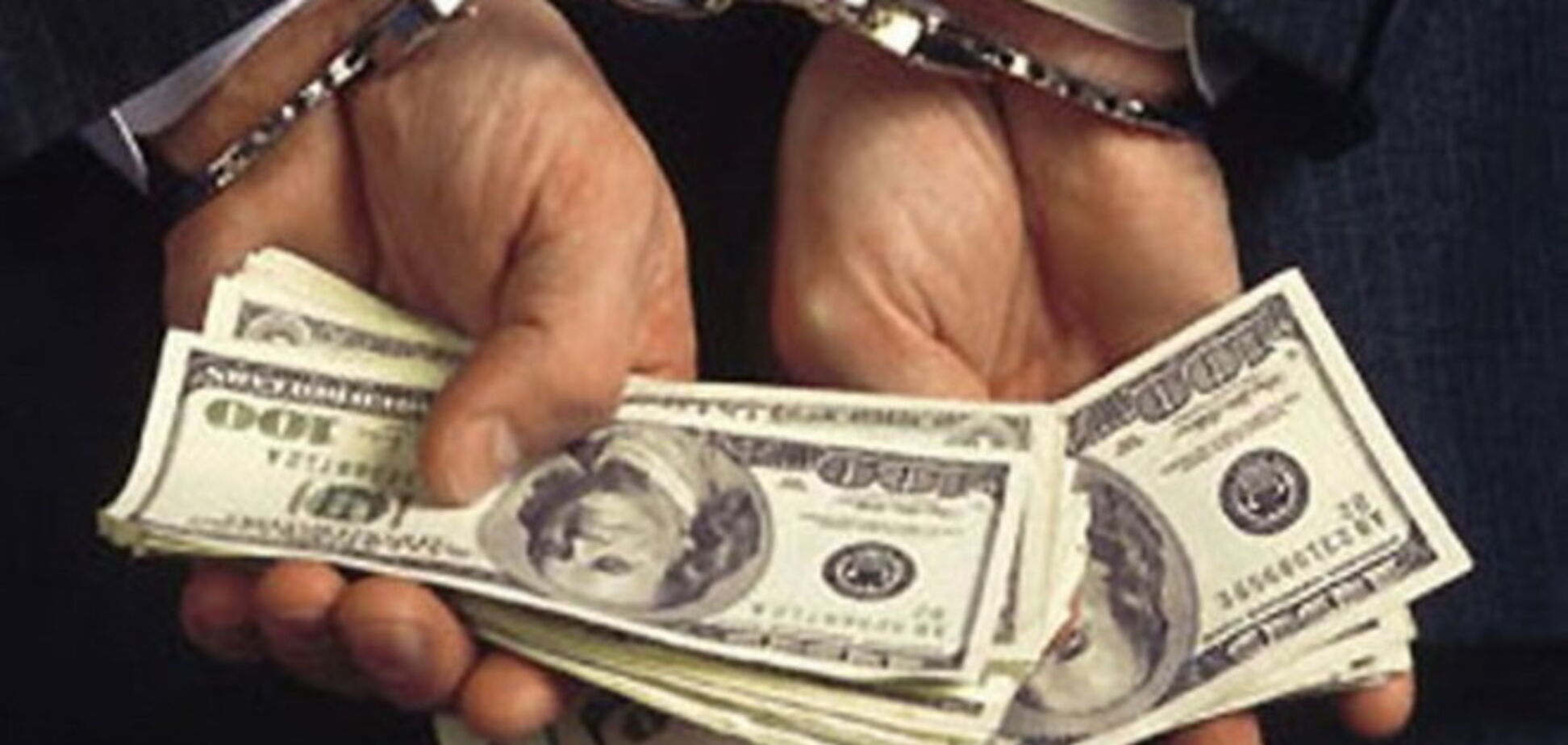 В Киеве чиновник выбросил в урну взятку в полмиллиона гривен