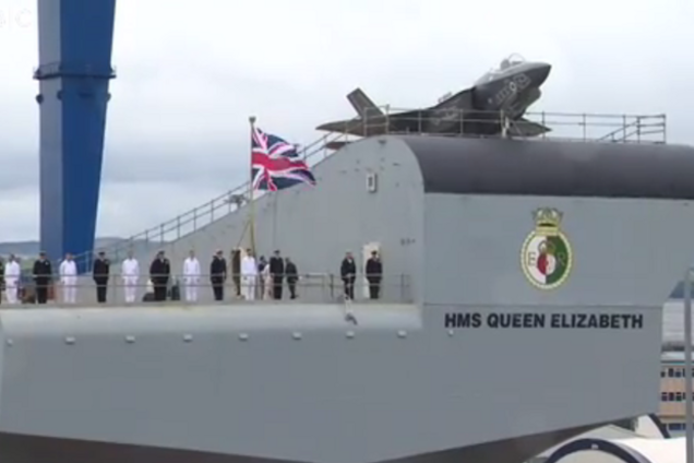 Королева Елизавета II окрестила новый авианосец за 60 секунд