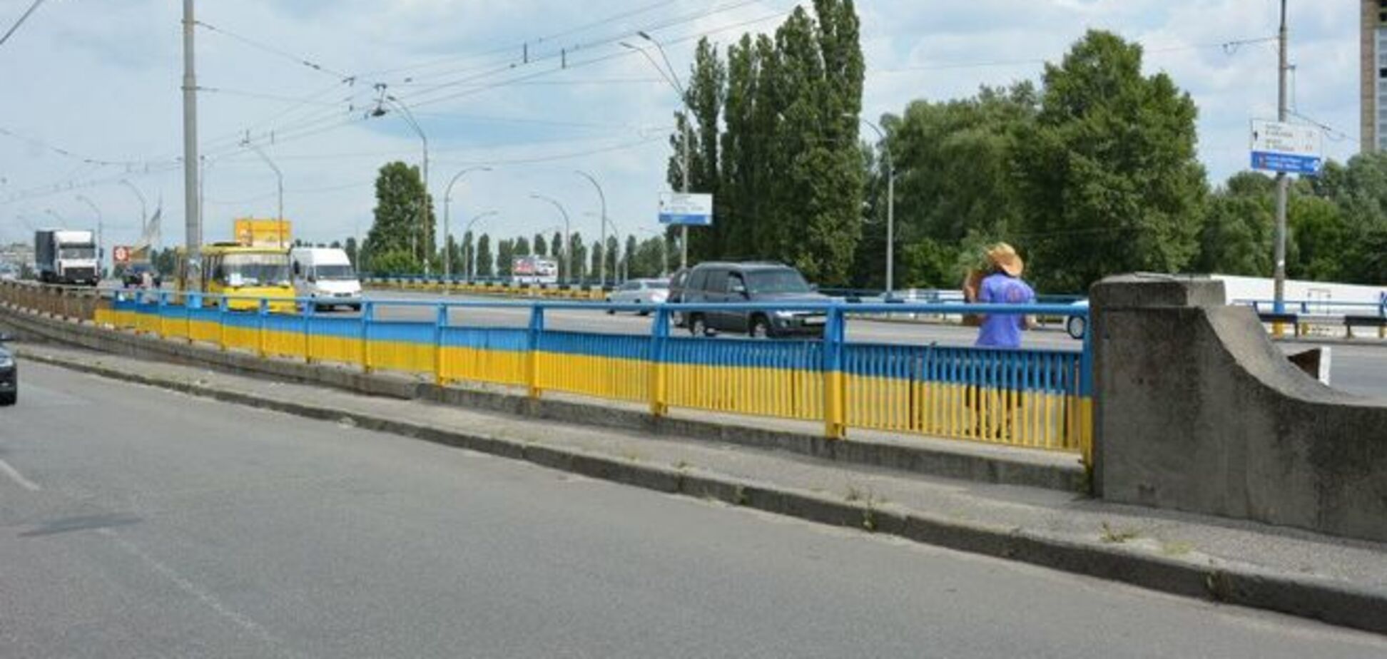 Все мосты на Голосеево станут желто-голубыми
