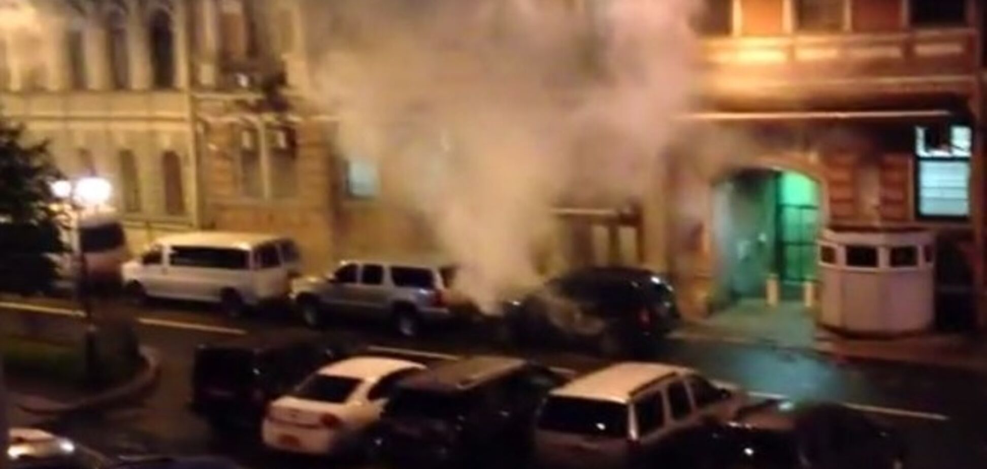 Консульство США в Санкт-Петербурге забросали дымовыми шашками