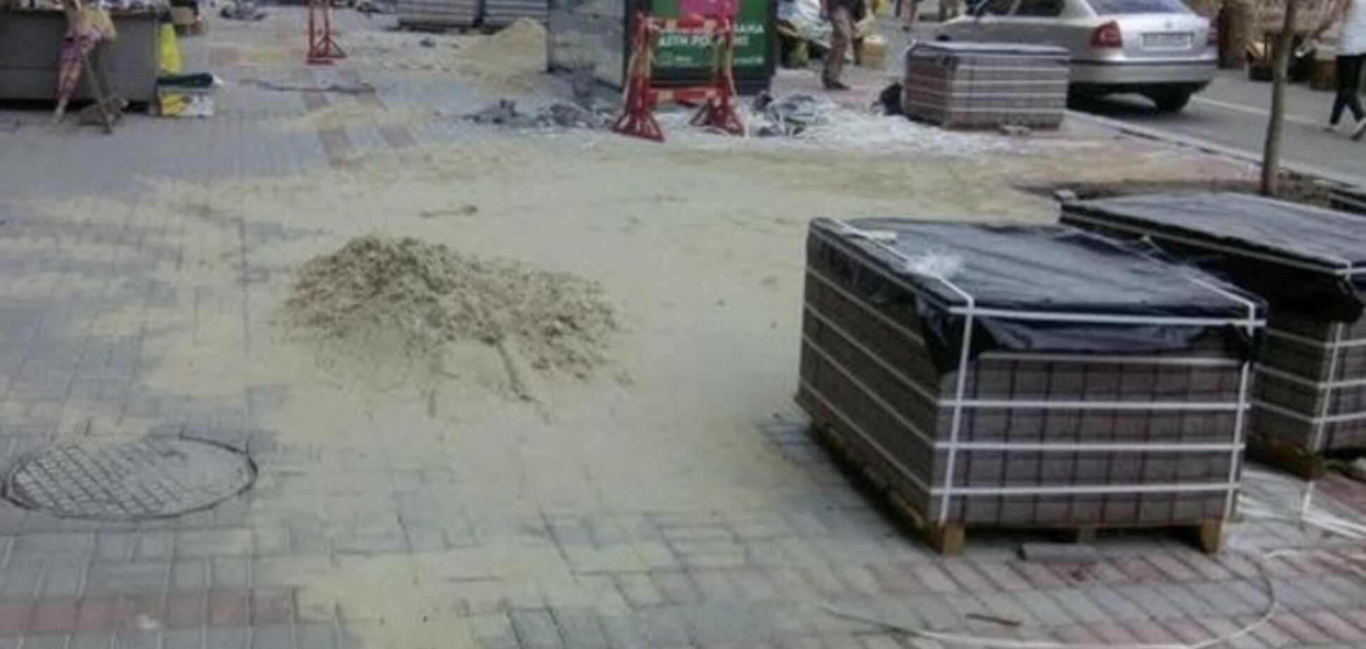 На Крещатике положили новую брусчатку