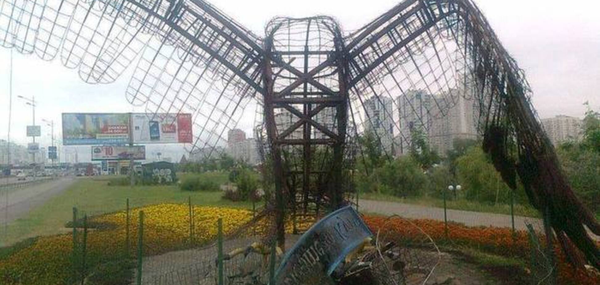 Ночью неизвестные сожгли на Позняках шестиметрового Орла